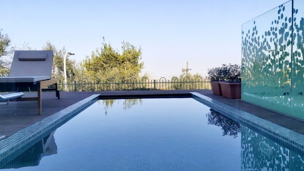 הבריכה במלון אלמונד - נווה אילן